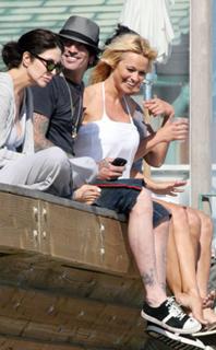 Pamela Anderson feet photo thumbnail