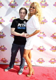 Pamela Anderson feet photo thumbnail