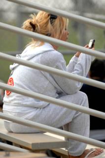 Pamela Anderson feet photo thumbnail