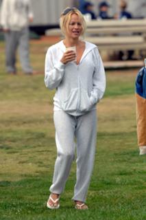 Pamela Anderson feet photo thumbnail