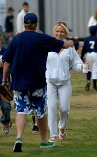 Pamela Anderson feet photo thumbnail