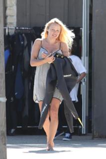 Pamela Anderson feet photo thumbnail