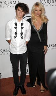Pamela Anderson feet photo thumbnail