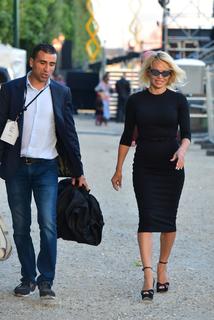 Pamela Anderson feet photo thumbnail