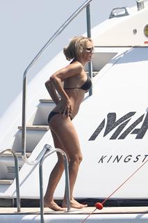 Pamela Anderson feet photo thumbnail