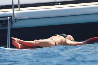 Pamela Anderson feet photo thumbnail