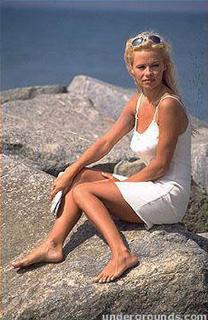 Pamela Anderson feet photo thumbnail
