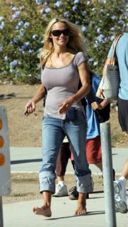 Pamela Anderson feet photo thumbnail