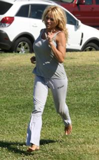 Pamela Anderson feet photo thumbnail