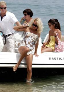 Pamela Anderson feet photo thumbnail