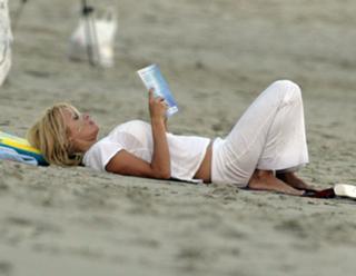 Pamela Anderson feet photo thumbnail