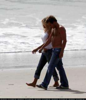 Pamela Anderson feet photo thumbnail