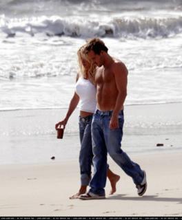 Pamela Anderson feet photo thumbnail