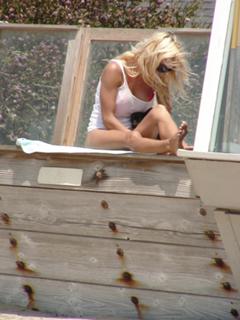 Pamela Anderson feet photo thumbnail