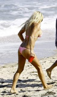 Pamela Anderson feet photo thumbnail