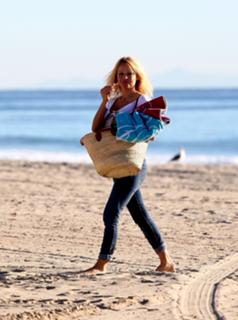 Pamela Anderson feet photo thumbnail