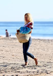 Pamela Anderson feet photo thumbnail