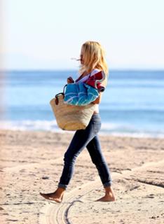 Pamela Anderson feet photo thumbnail