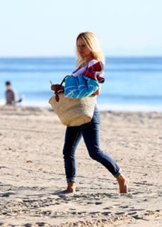 Pamela Anderson feet photo thumbnail