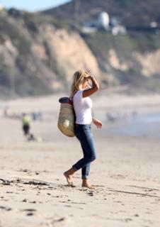 Pamela Anderson feet photo thumbnail