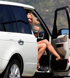 Pamela Anderson feet photo thumbnail