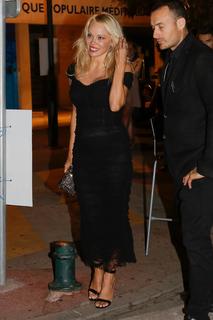 Pamela Anderson feet photo thumbnail