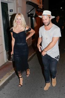 Pamela Anderson feet photo thumbnail
