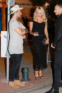 Pamela Anderson feet photo thumbnail