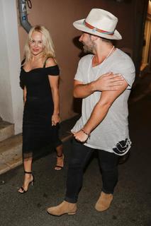Pamela Anderson feet photo thumbnail