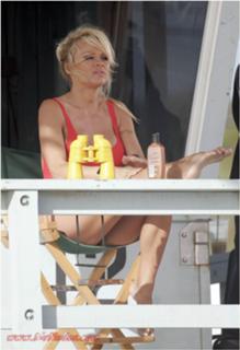 Pamela Anderson feet photo thumbnail