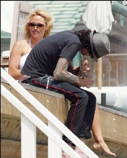Pamela Anderson feet photo thumbnail