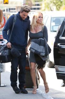 Pamela Anderson feet photo thumbnail
