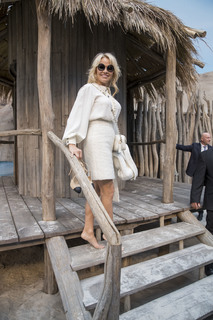 Pamela Anderson feet photo thumbnail