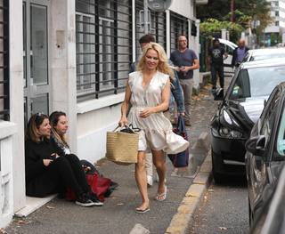 Pamela Anderson feet photo thumbnail