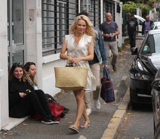 Pamela Anderson feet photo thumbnail