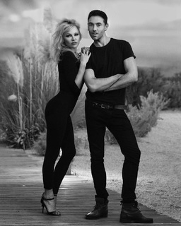 Pamela Anderson feet photo thumbnail