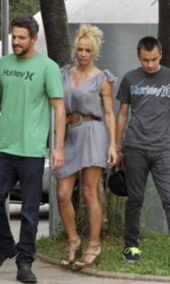 Pamela Anderson feet photo thumbnail