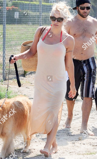 Pamela Anderson feet photo thumbnail