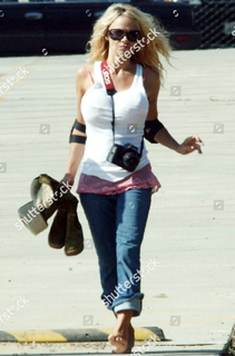 Pamela Anderson feet photo thumbnail