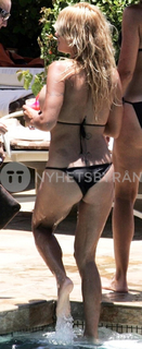 Pamela Anderson feet photo thumbnail