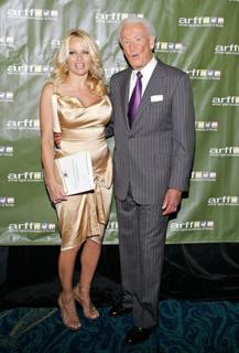 Pamela Anderson feet photo thumbnail