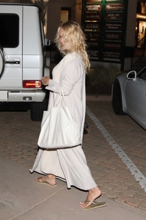 Pamela Anderson feet photo thumbnail