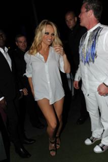 Pamela Anderson feet photo thumbnail