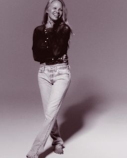 Pamela Anderson feet photo 11