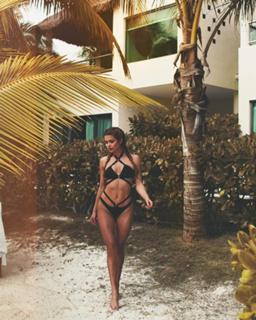 Pamela Reif feet photo thumbnail