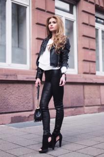 Pamela Reif feet photo thumbnail