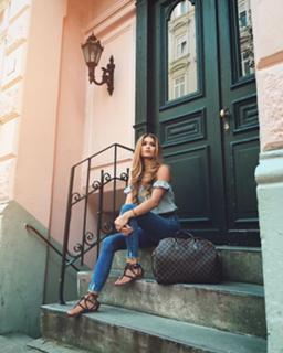 Pamela Reif feet photo thumbnail