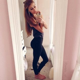 Pamela Reif feet photo thumbnail