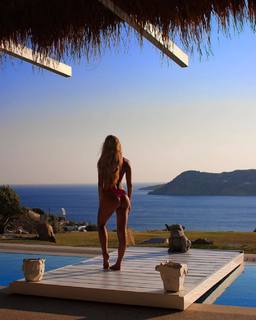 Pamela Reif feet photo thumbnail