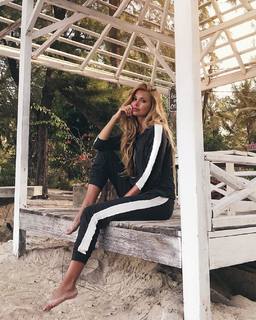 Pamela Reif feet photo thumbnail